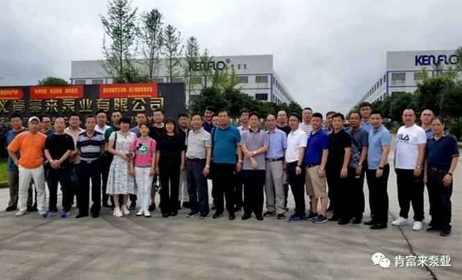 与会人员在遵义MK体育在线官网-MK体育(中国)有限公司大门口合影留念